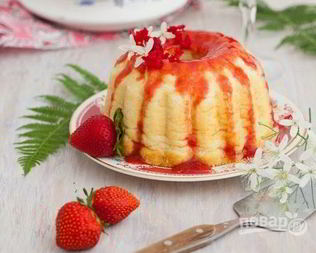 Манник с клубничным соусом