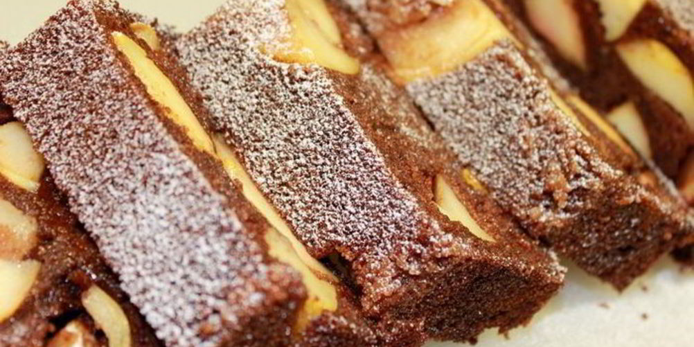 Рецепт шоколадного манника с карамельными яблоками