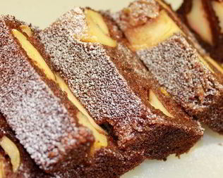 Шоколадный манник с карамельными яблоками