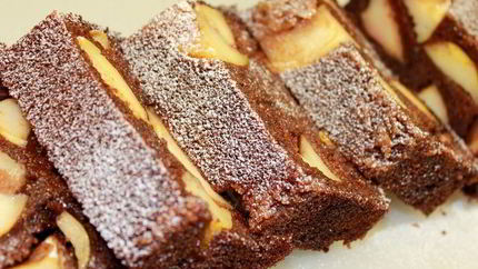 Шоколадный манник с карамельными яблоками