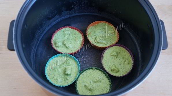 зеленые мини-манники с сыром в мультиварке