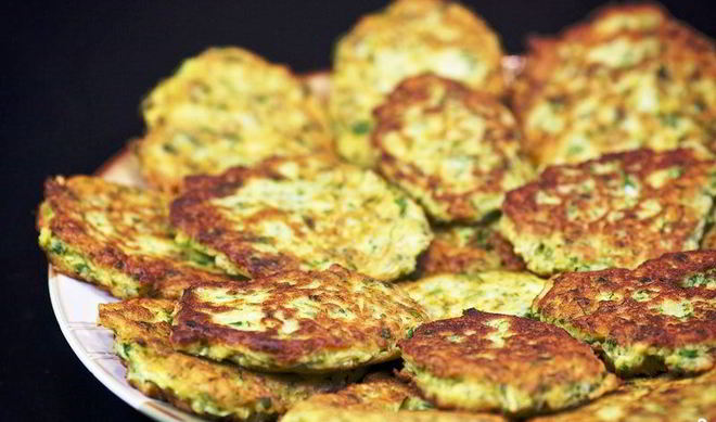 Кабачковые оладьи с козьим сыром