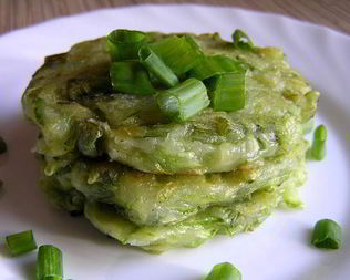 Кабачковые оладьи с зеленым луком