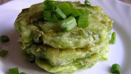 Кабачковые оладьи с зеленым луком