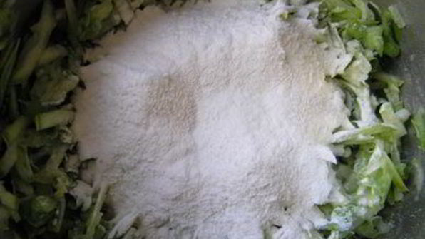 кабачковые оладьи с зеленым луком