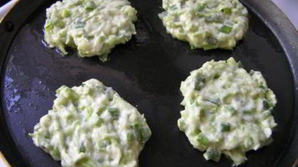 кабачковые оладьи с зеленым луком