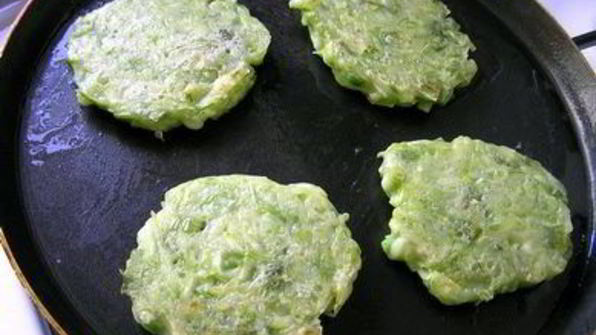 кабачковые оладьи с зеленым луком