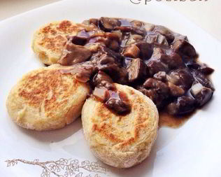 Картофельные оладьи с грибным соусом