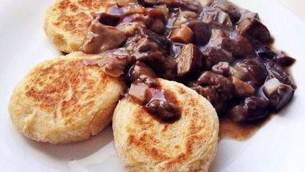 Картофельные оладьи с грибным соусом