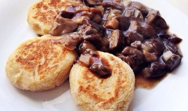 Картофельные оладьи с грибным соусом