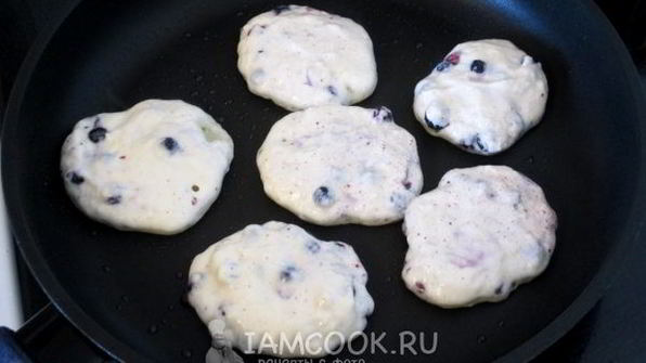 оладьи без яиц с ягодами