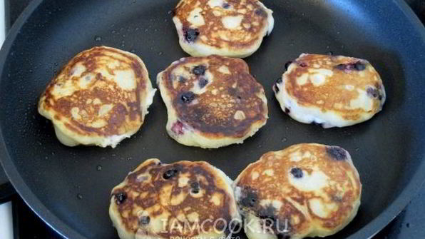 оладьи без яиц с ягодами