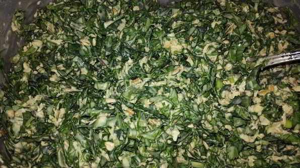 оладьи из листовой капусты с овсяными хлопьями и зеленью