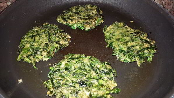 оладьи из листовой капусты с овсяными хлопьями и зеленью