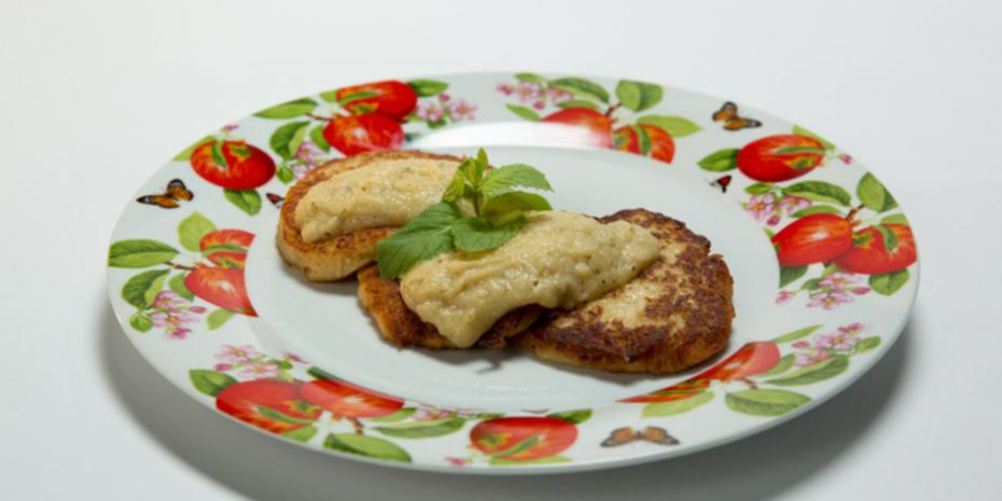 Рецепт оладий из сельдерея с яблочным соусом