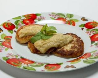 Оладьи из сельдерея с яблочным соусом