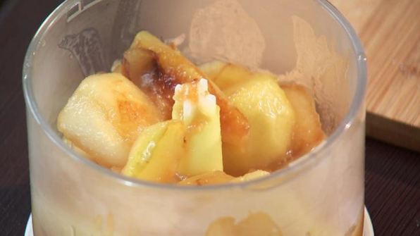 оладьи из сельдерея с яблочным соусом