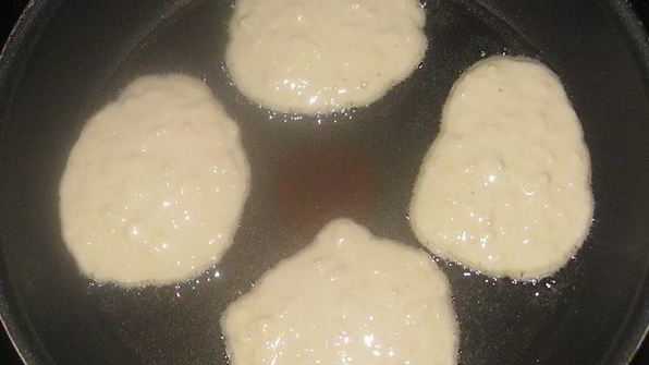 оладьи на кефире с яблоком