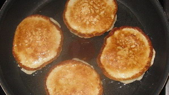 оладьи на кефире с яблоком