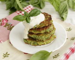 Оладьи с брокколи и пармезаном