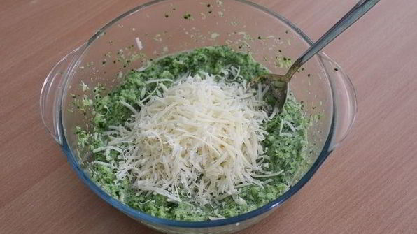 оладьи с брокколи и пармезаном