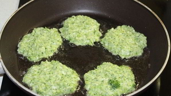 оладьи с брокколи и пармезаном
