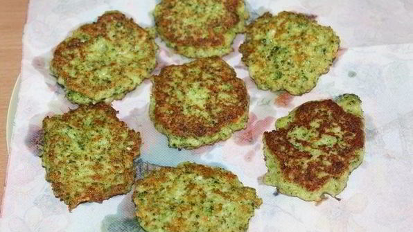 оладьи с брокколи и пармезаном