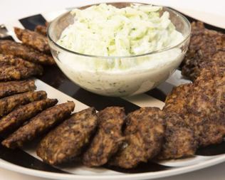 Печеночные оладьи с рисом и соусом из огурца