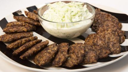 Печеночные оладьи с рисом и соусом из огурца