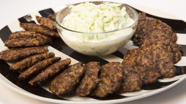 печеночные оладьи с рисом и соусом из огурца