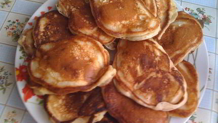 Пышные сладкие оладьи с яблоками