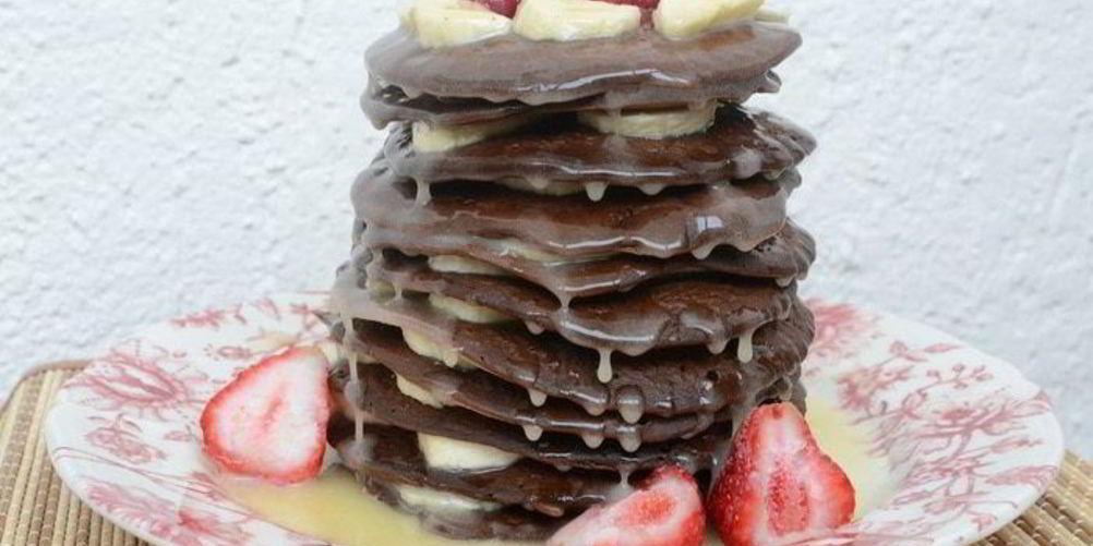 Рецепт шоколадных оладий с карамельным соусом и бананами