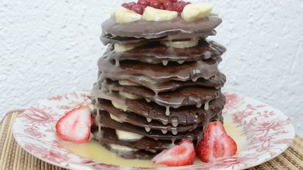 Шоколадные оладьи с карамельным соусом и бананами