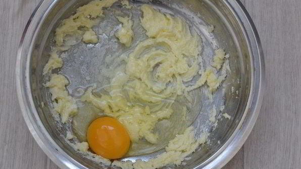 шоколадные оладьи с карамельным соусом и бананами