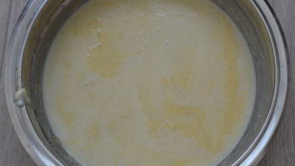 шоколадные оладьи с карамельным соусом и бананами