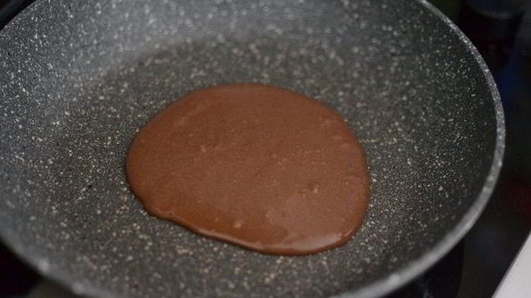 шоколадные оладьи с карамельным соусом и бананами