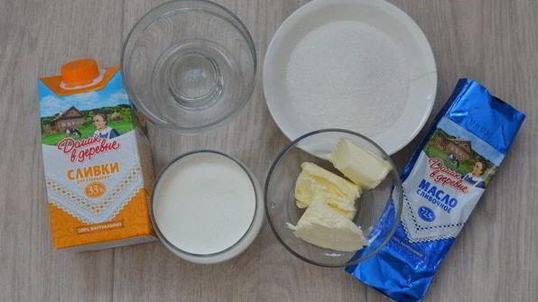 шоколадные оладьи с карамельным соусом и бананами