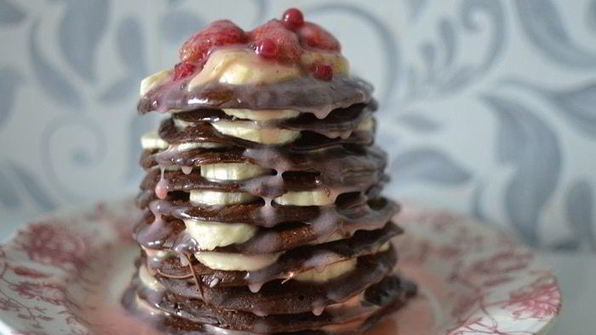 шоколадные оладьи с карамельным соусом и бананами