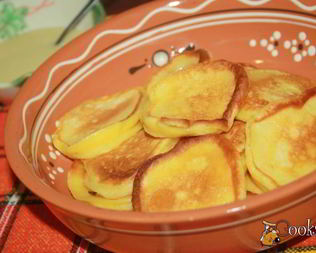 Солнечные оладьи на питьевом йогурте с кусочками фруктов