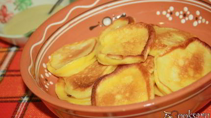 Солнечные оладьи на питьевом йогурте с кусочками фруктов