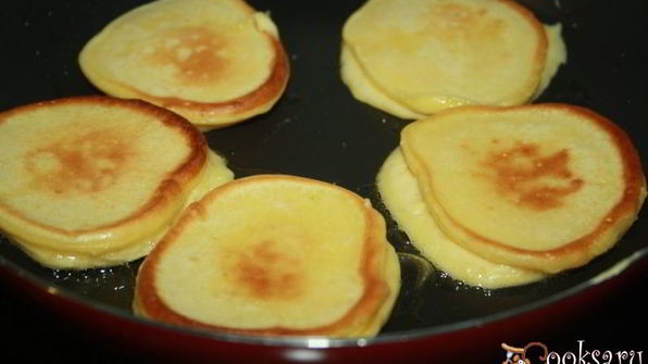 солнечные оладьи на питьевом йогурте с кусочками фруктов