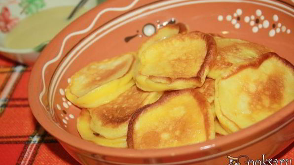 солнечные оладьи на питьевом йогурте с кусочками фруктов