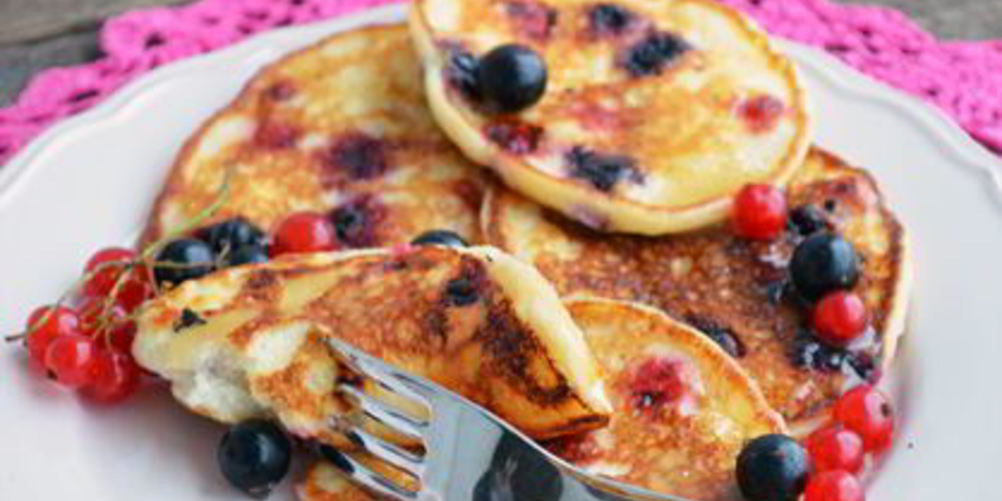 Рецепт творожных оладий со смородиной