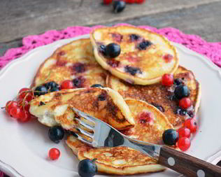 Творожные оладьи со смородиной