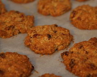 Овсяное печенье с изюмом и грецкими орехами