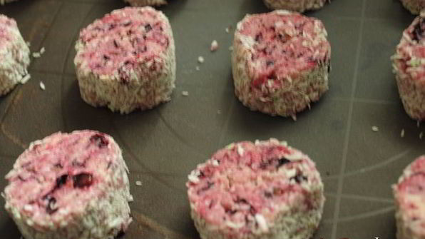 песочное печенье с черной смородиной