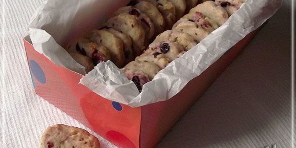 Рецепт розового печенья с черной смородиной