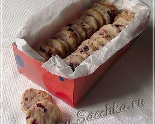 Розовое печенье с черной смородиной