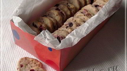 Розовое печенье с черной смородиной