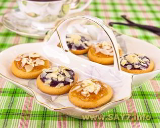 Ванильное печенье с джемом и орехами